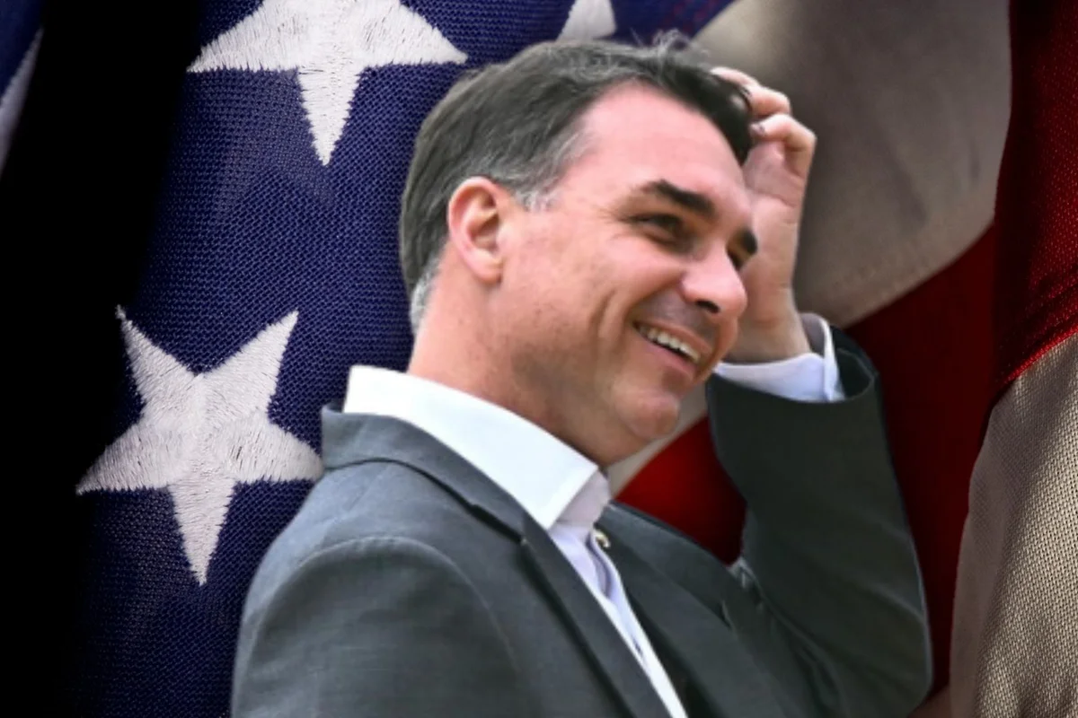 Flávio Bolsonaro se oferece para reverter tarifaço imposto pelos EUA, após ter incentivado a medida