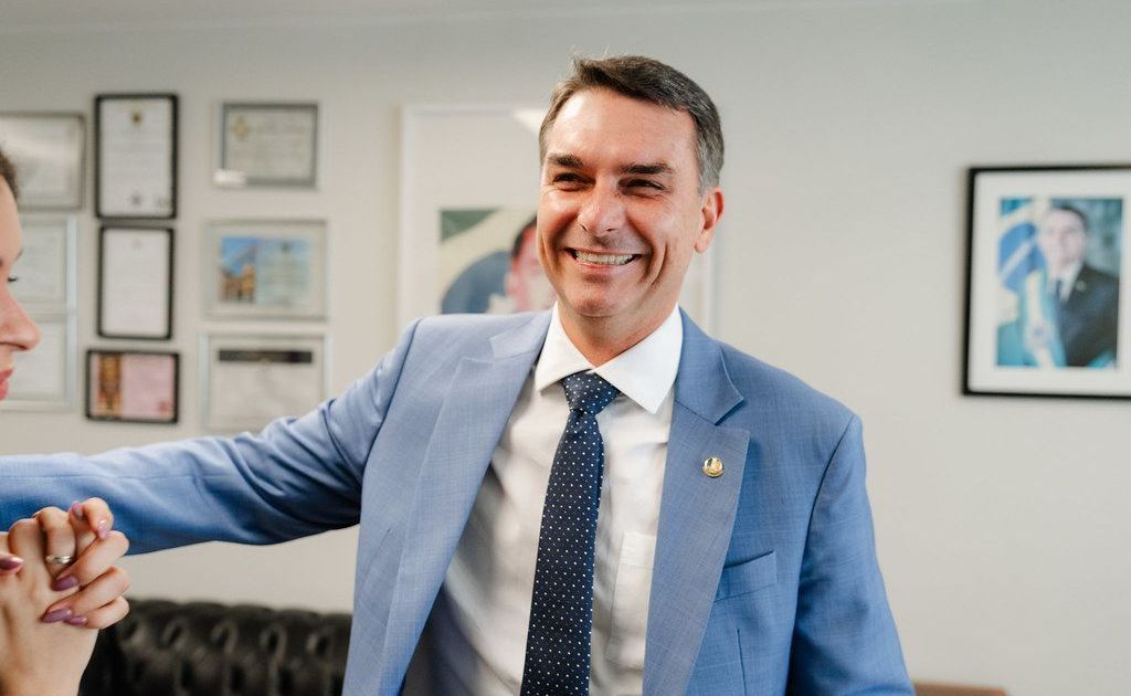 Flávio Bolsonaro aposta em segurança pública como pauta positiva na pré-campanha