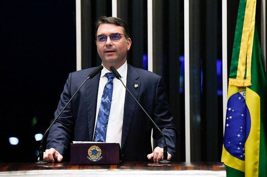 Flávio Bolsonaro sinaliza escolha de mulher para o Ministério da Economia