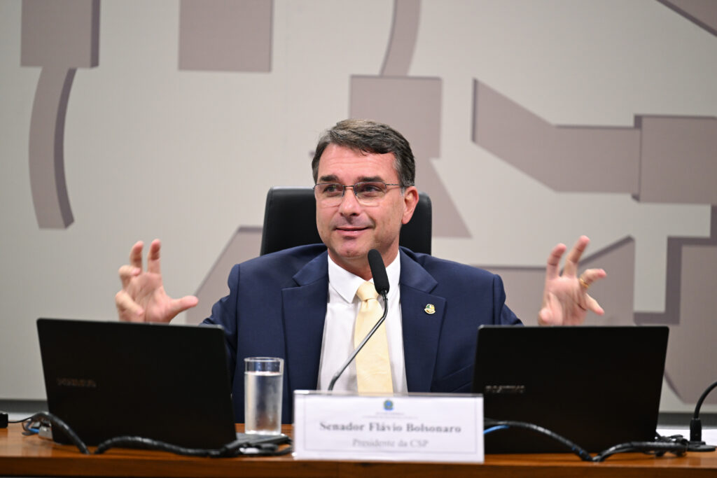 Flávio Bolsonaro tenta reverter impacto de declarações sobre voto feminino
