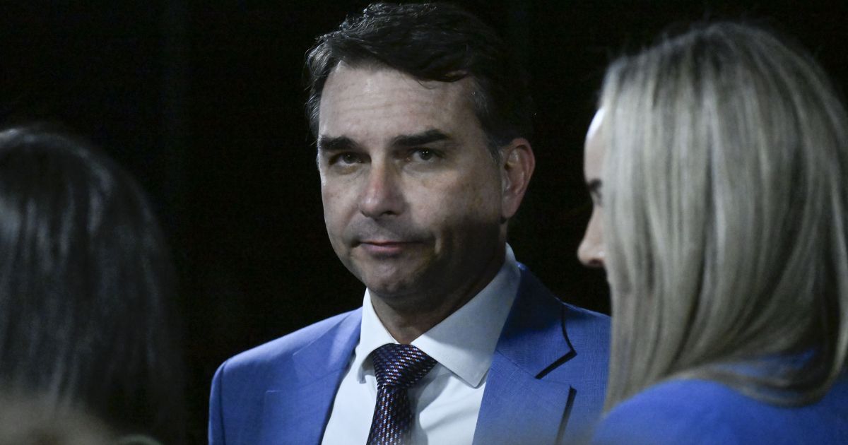 Flávio Bolsonaro viaja aos EUA para defender Pix em audiência sobre tarifas