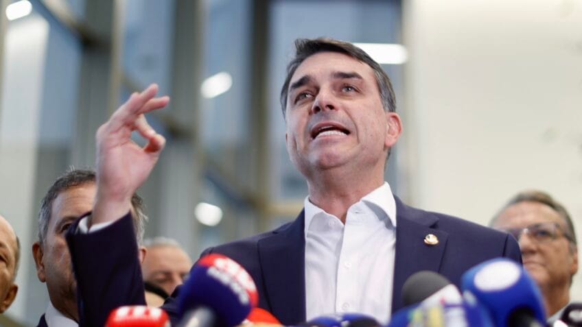 Senador Flávio Bolsonaro ressarcido por viagem a SP um dia após soltura de Daniel Vorcaro