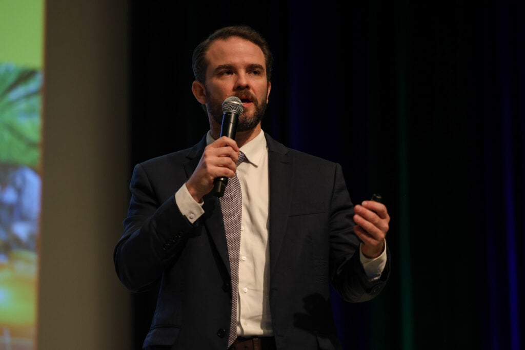 Flávio Bolsonaro aciona TSE contra Dario Durigan por suposta campanha eleitoral