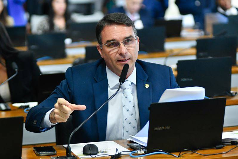 Flávio Bolsonaro pede adiamento de tarifas americanas e alerta sobre impacto eleitoral para Lula