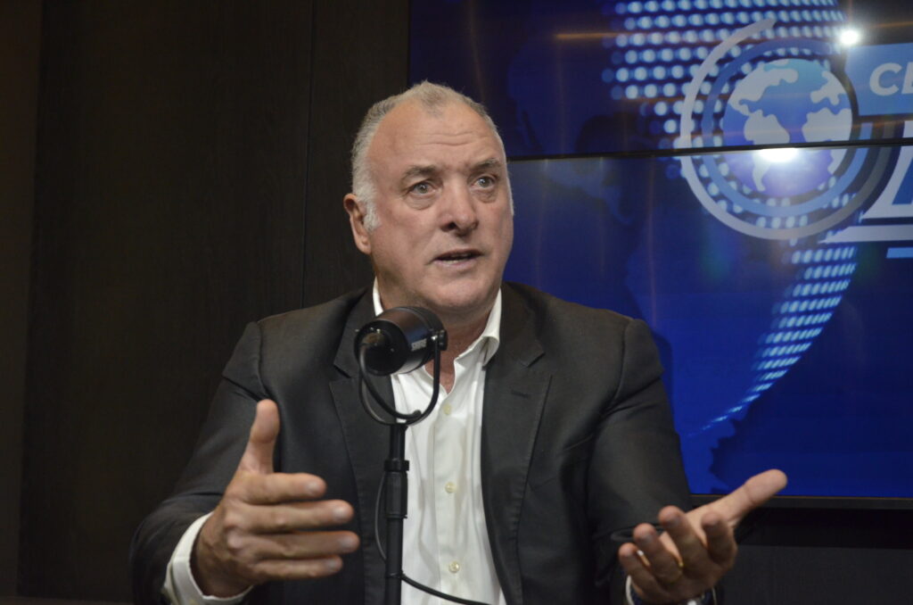 Coronel Hélio diz que Flávio Bolsonaro tem melhor relação humana que Jair Bolsonaro