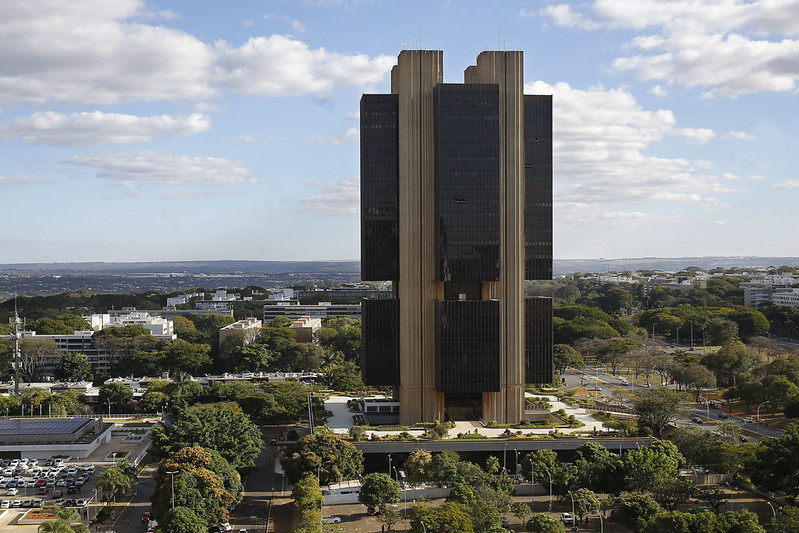 Focus do Banco Central prevê Selic mais alta e inflação em 2026
