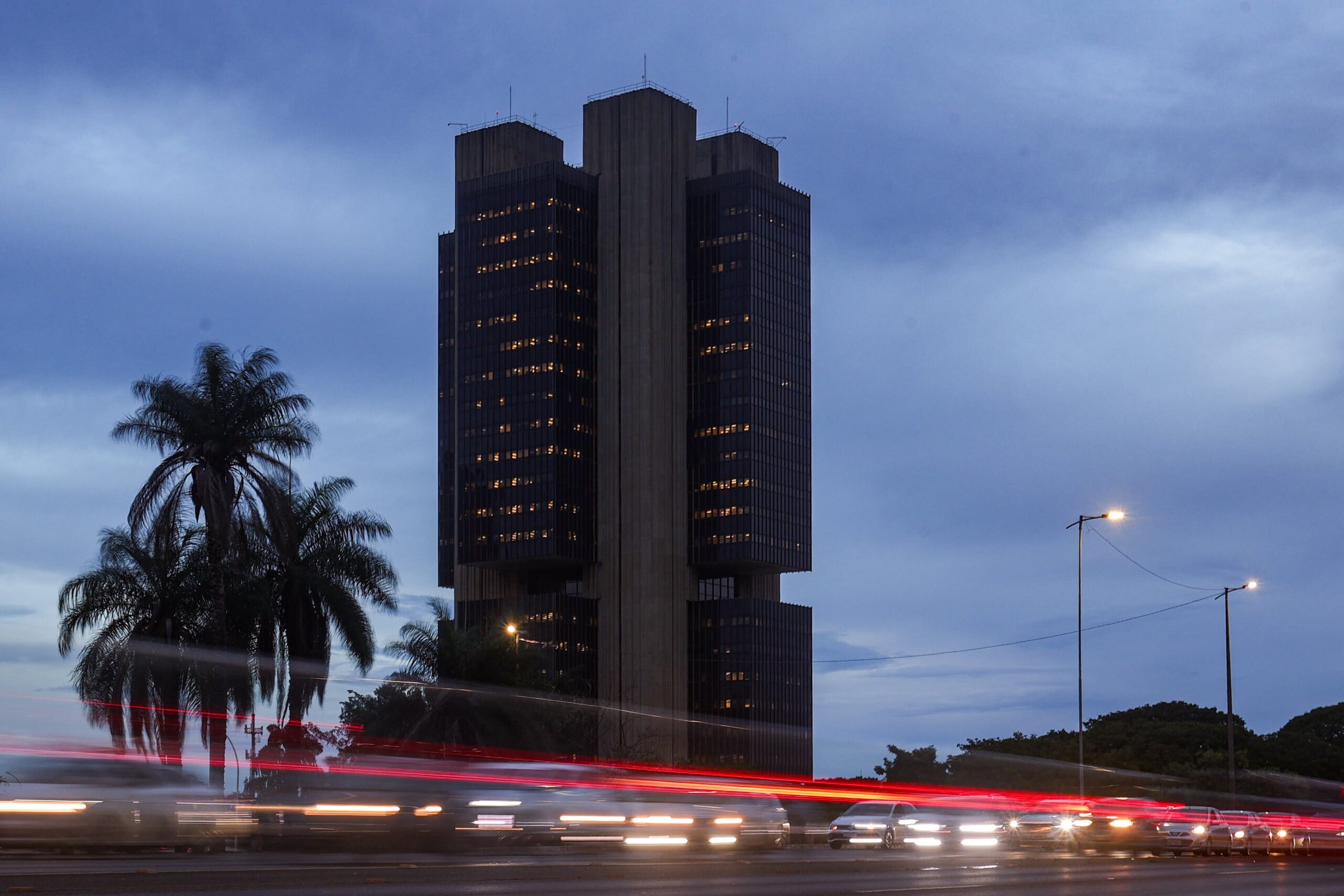 Mercado financeiro eleva projeções de inflação, juros e PIB para 2026