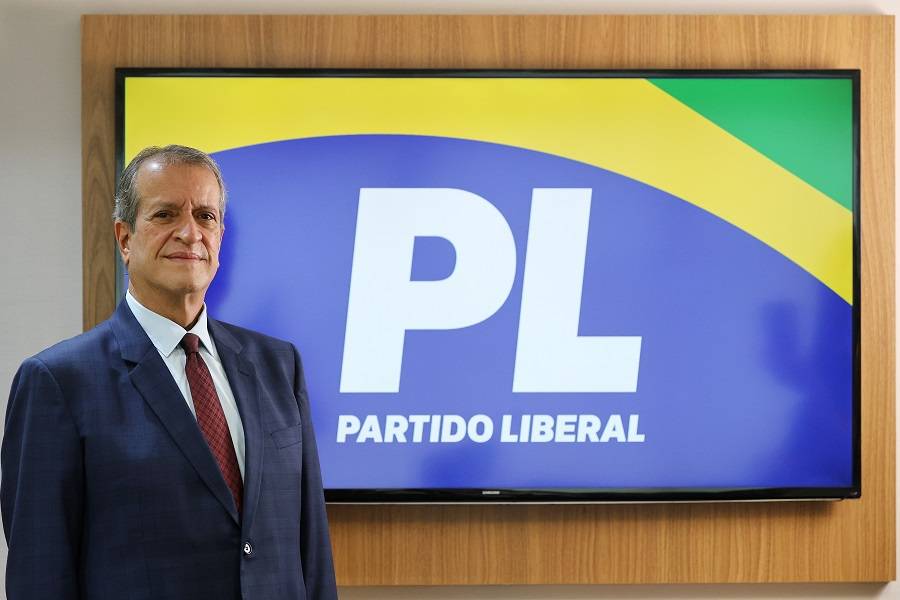 Valdemar Costa Neto diz que Flávio Bolsonaro buscou dinheiro para filme de Jair Bolsonaro após prisão de banqueiro