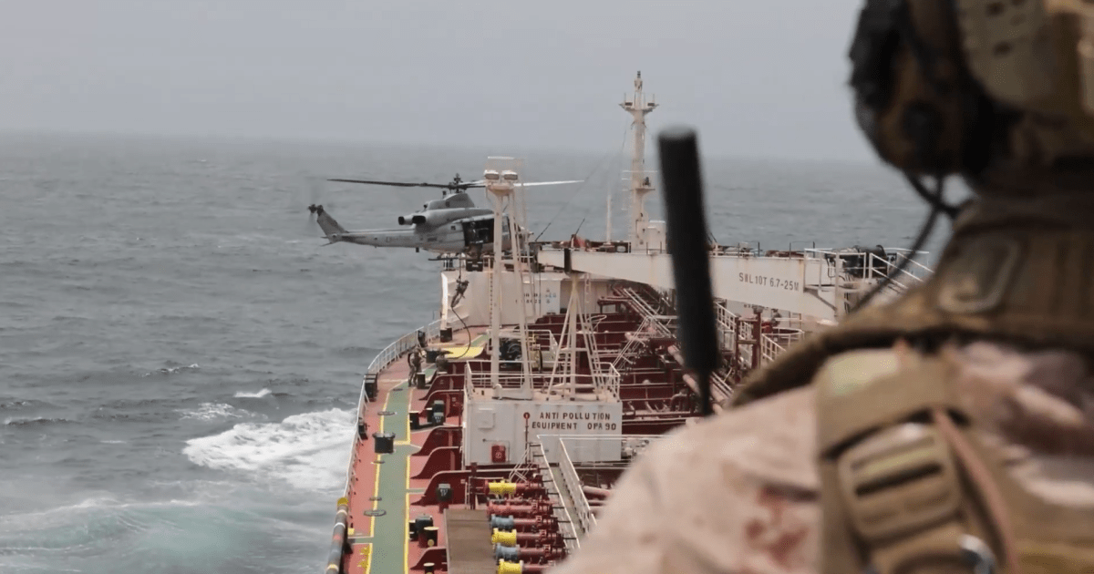 Forças dos EUA abordam navio petroleiro no Mar Arábico