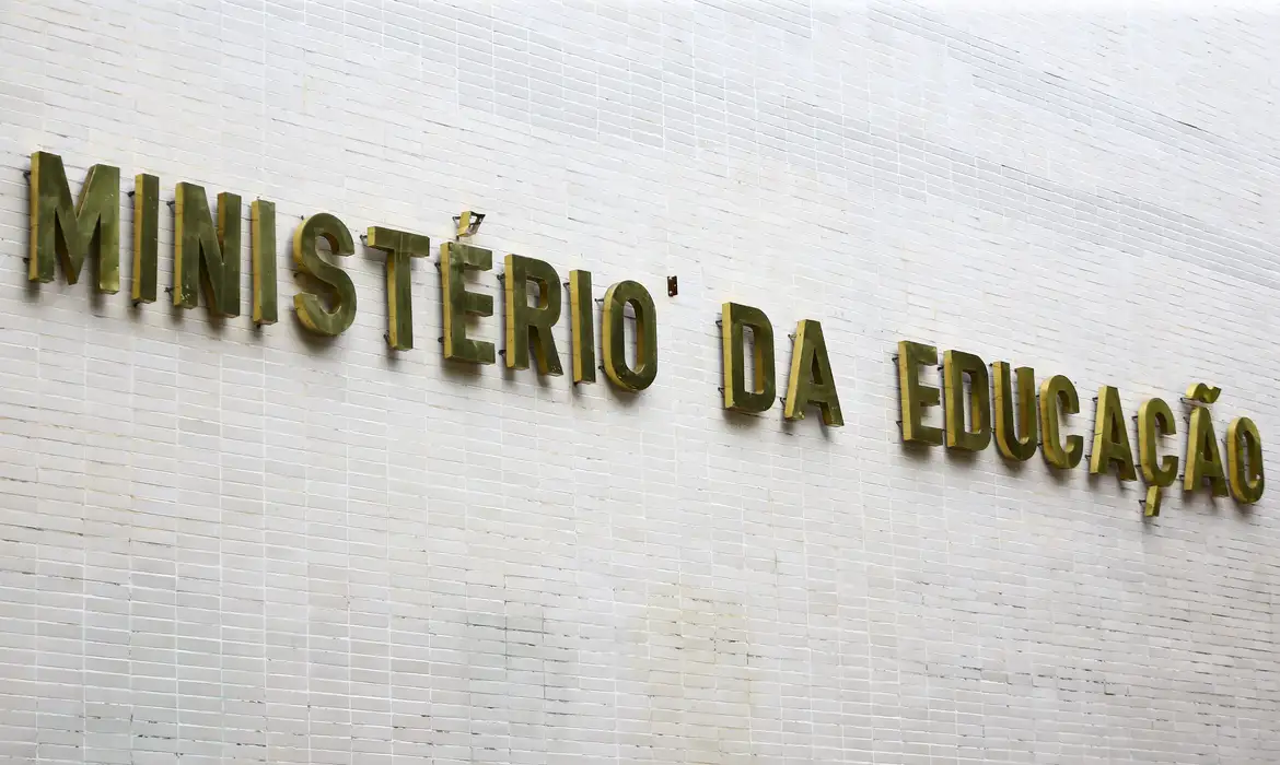Formação de professores a distância apresenta desempenho 53,1% inferior ao presencial no Enade das Licenciaturas
