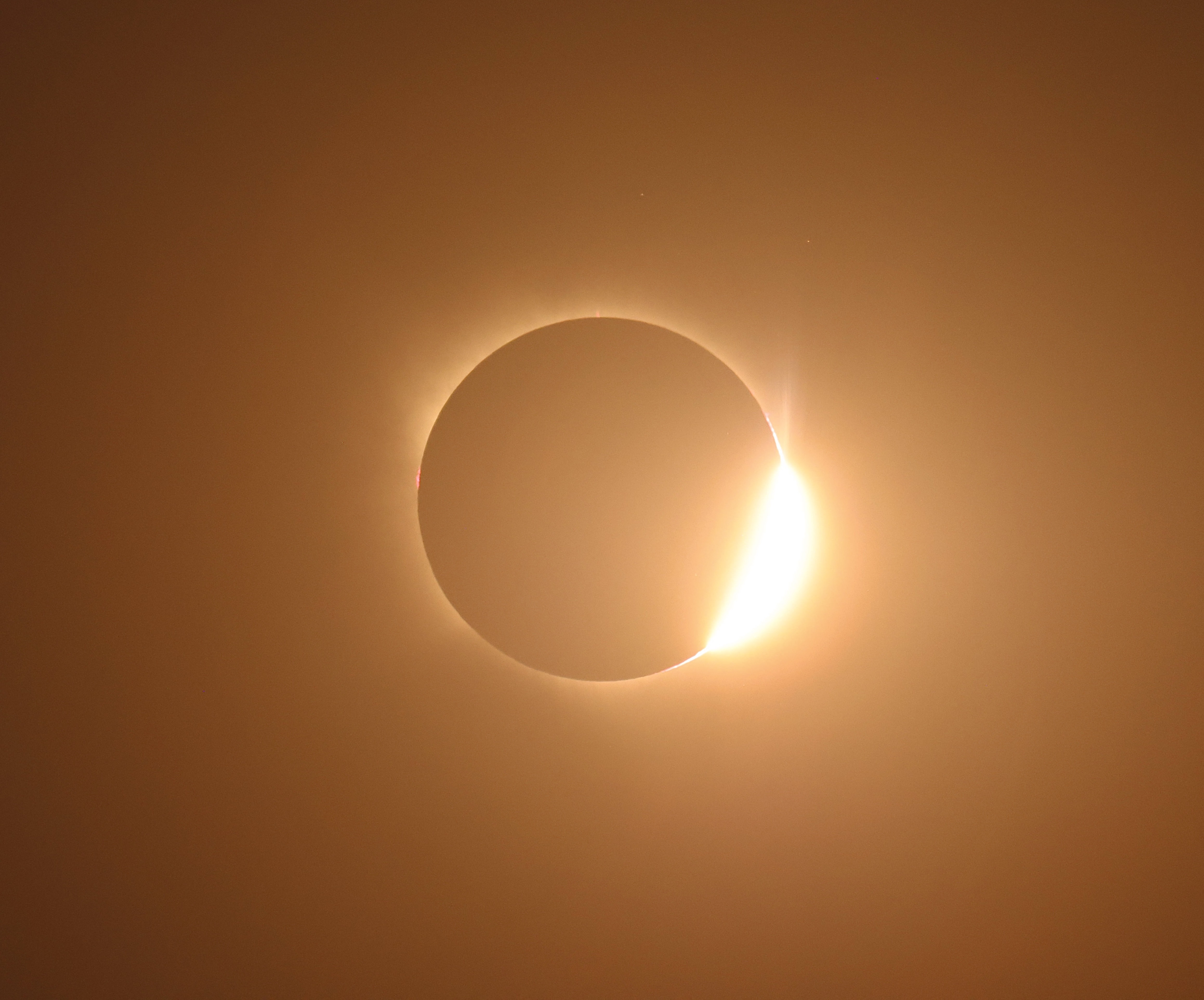 Fotógrafo Kiko Fairbairn registra eclipse total na Espanha com IMAGENS detalhadas