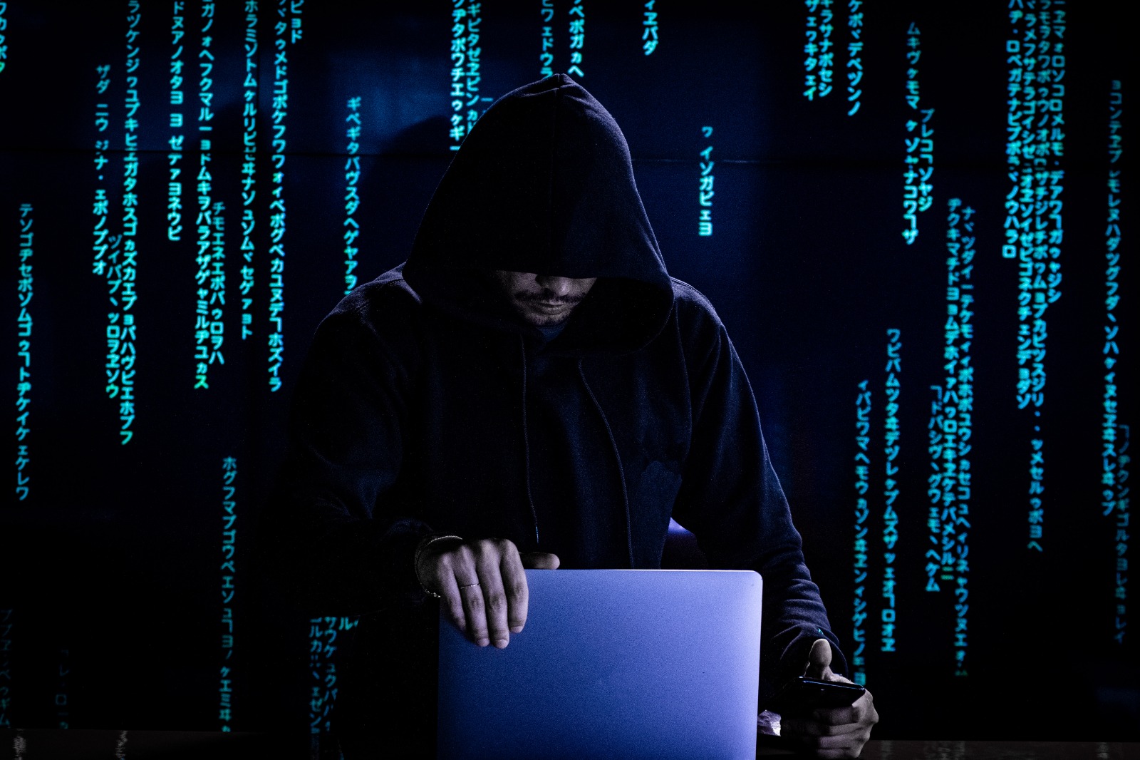 Ministério Público da França acusa hacker adolescente por megavazamento