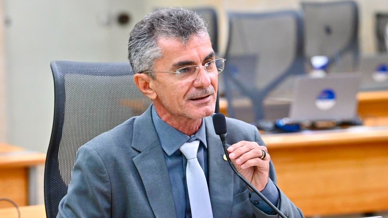 Francisco do PT homenageia policiais militares por salvamento de bebê e sugere visita a hospitais