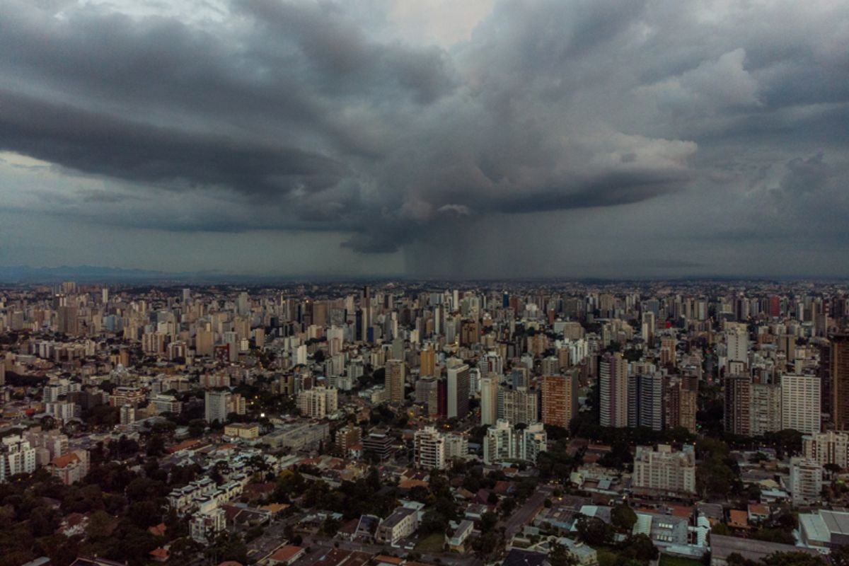 Inmet e Climatempo alertam para temporais e calor extremo no Brasil