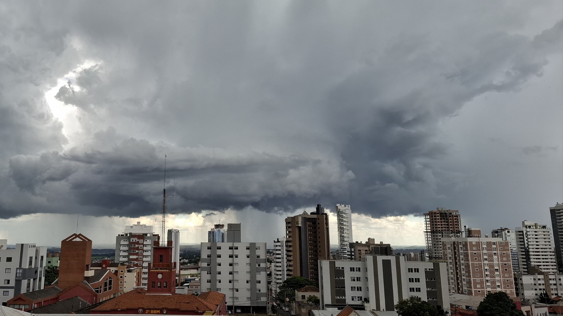 Frente fria avança com risco de temporais no Paraná, Santa Catarina e MS