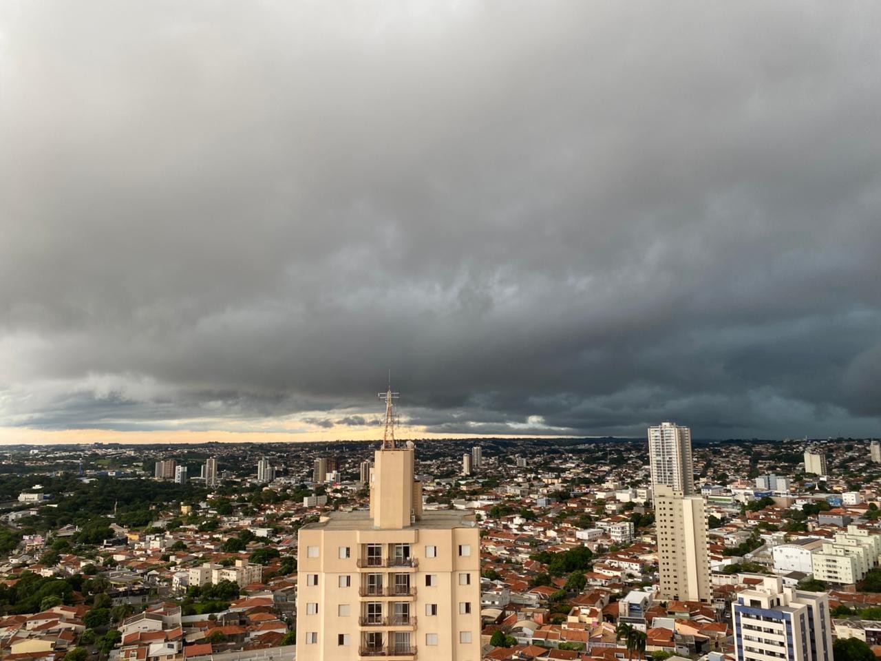 Frente fria traz chuva, ventos de até 60km/h e queda de temperatura para o Estado de São Paulo