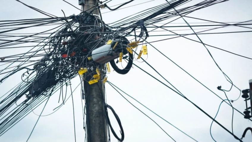 Perdas técnicas e furtos na rede elétrica geram prejuízo de R$ 23,2 bilhões em 2025