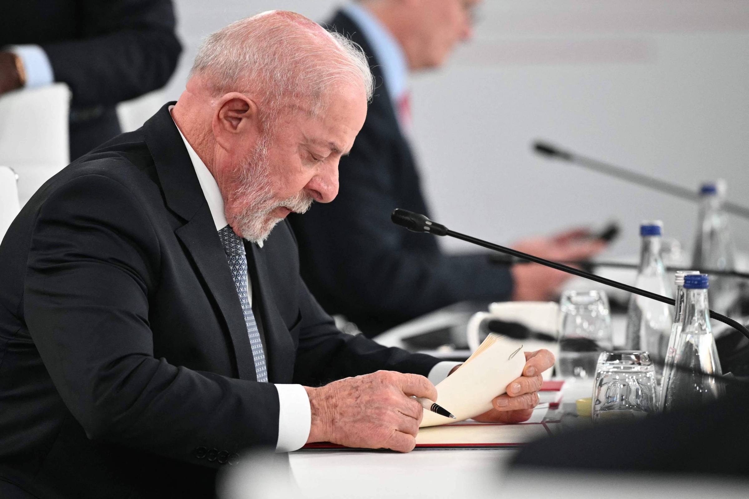 G7 adere parcialmente a documentos sobre minerais e economia; Brasil assina sobre proteção de menores