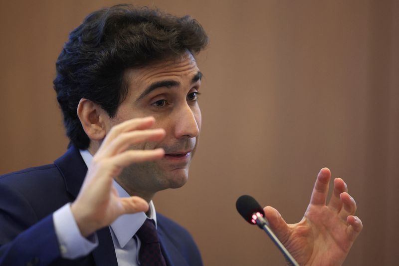 Gabriel Galípolo alerta para riscos da alta no endividamento das famílias