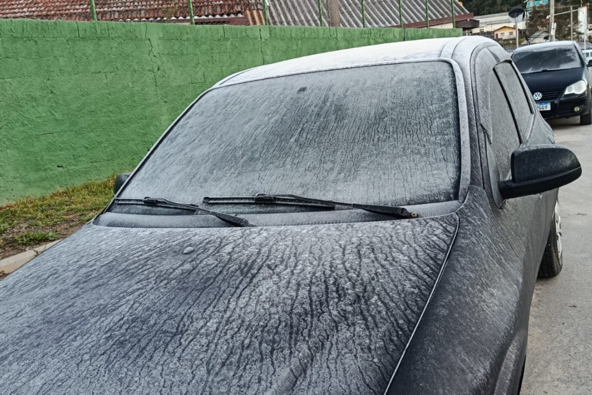 Geada cobre carros em Campos do Jordão, cidade mais fria de SP
