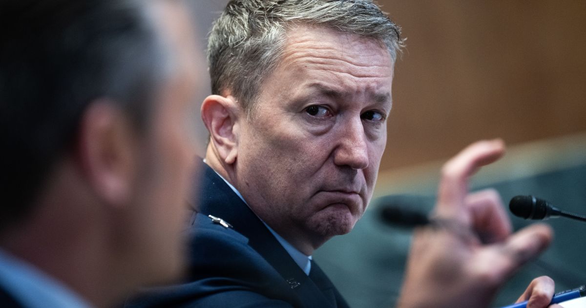 General Dan Caine busca alternativas diplomáticas para a guerra com o Irã