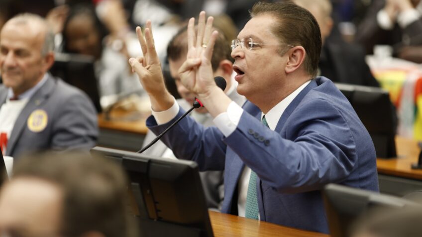 Governistas criticam mudança de apoio do PL na votação da PEC 6x1