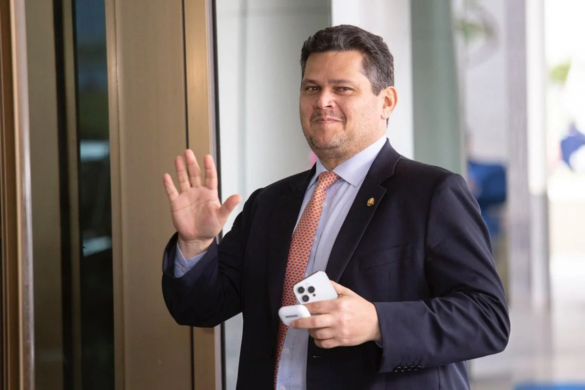 Davi Alcolumbre sinaliza avanço em PEC da redução da jornada de trabalho, gerando divisão na base governista
