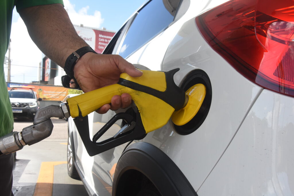 Governo federal subsidia gasolina para conter alta de preços