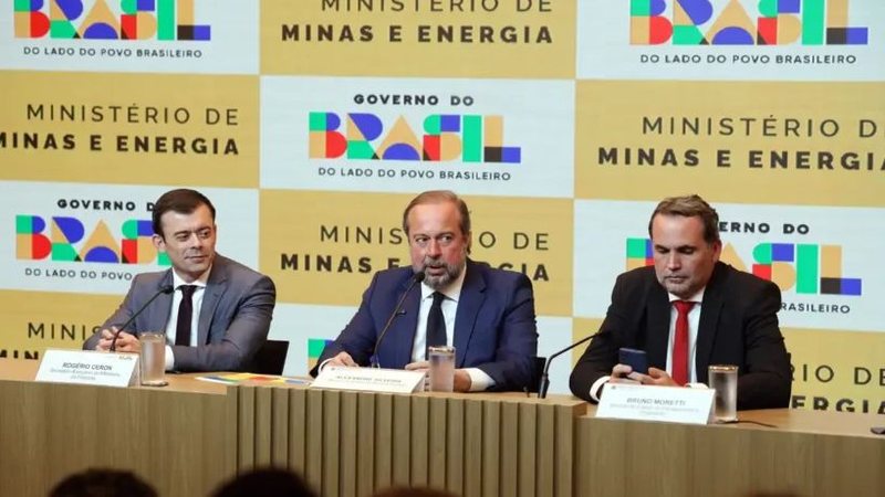 Governo Lula age contra alta da gasolina com subsídio