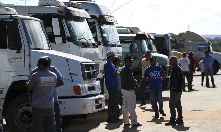 Governo corrige Medida Provisória e garante crédito para caminhoneiros e MEIs