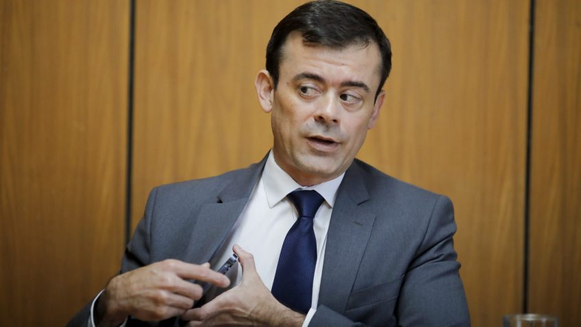 Governo avalia fim de subsídios a combustíveis se petróleo se estabilizar a US$ 80