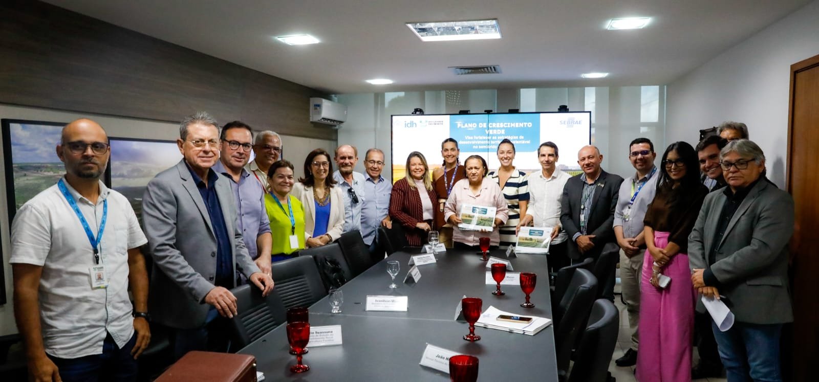 Fátima Bezerra recebe guia para futuro econômico sustentável do RN