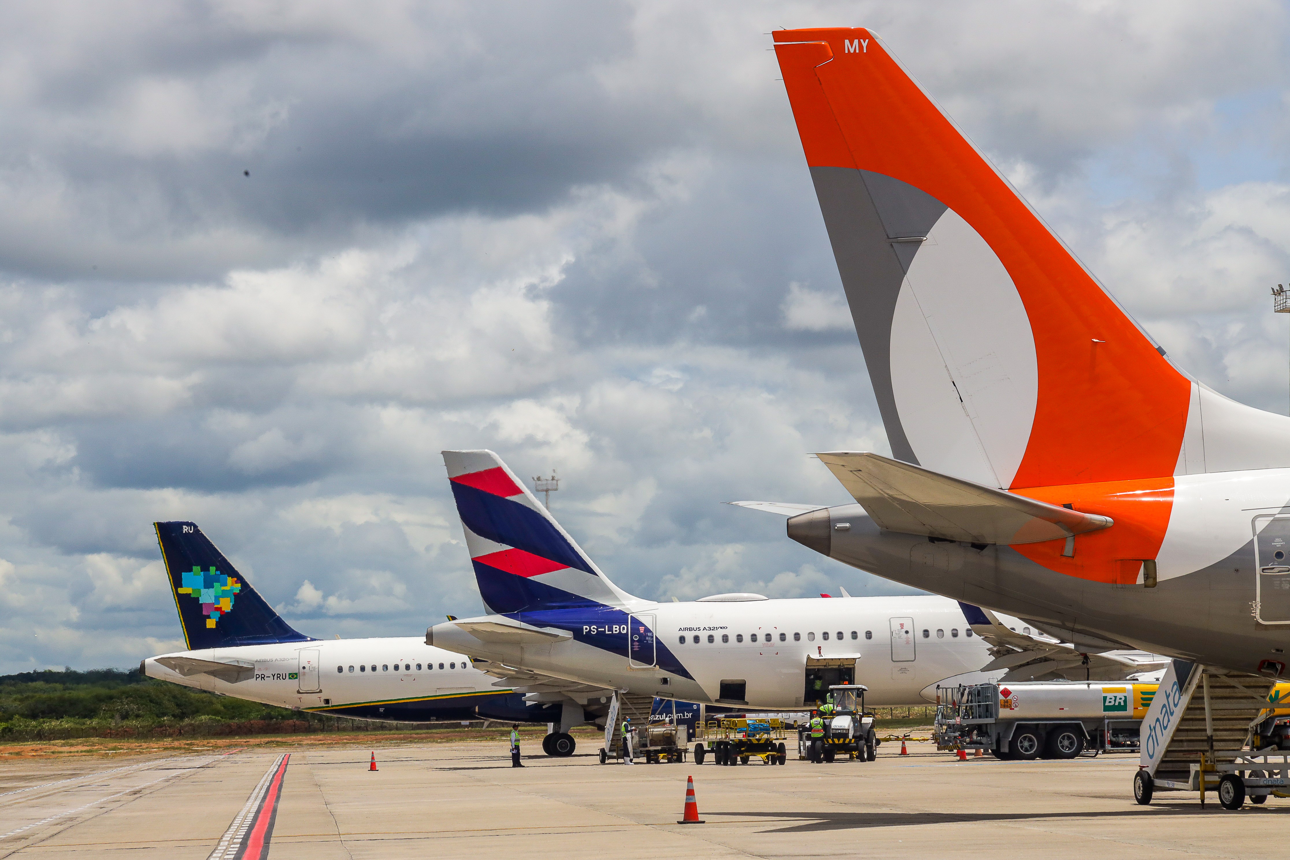 Governo avalia medidas para baixar preço de passagens aéreas