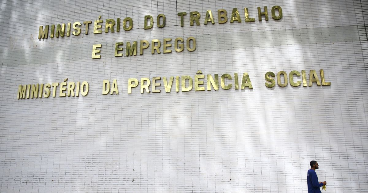 Governo estuda regra automática para teto de juros do consignado do INSS