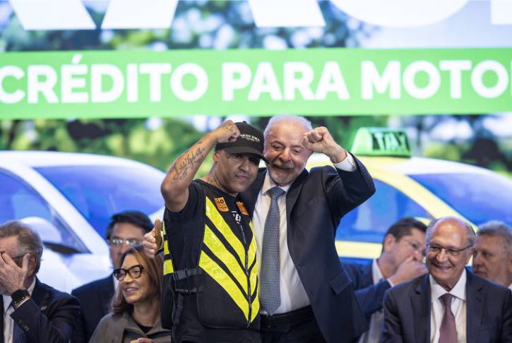 Governo finaliza linha de crédito de R$ 4 bilhões para entregadores comprarem motocicletas