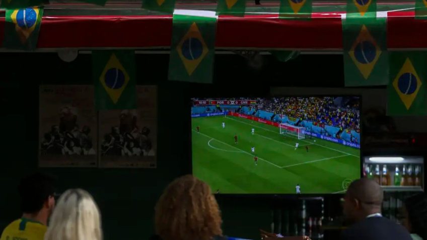 Governo autoriza servidores a saírem 3h mais cedo nos dias de jogos do Brasil na Copa