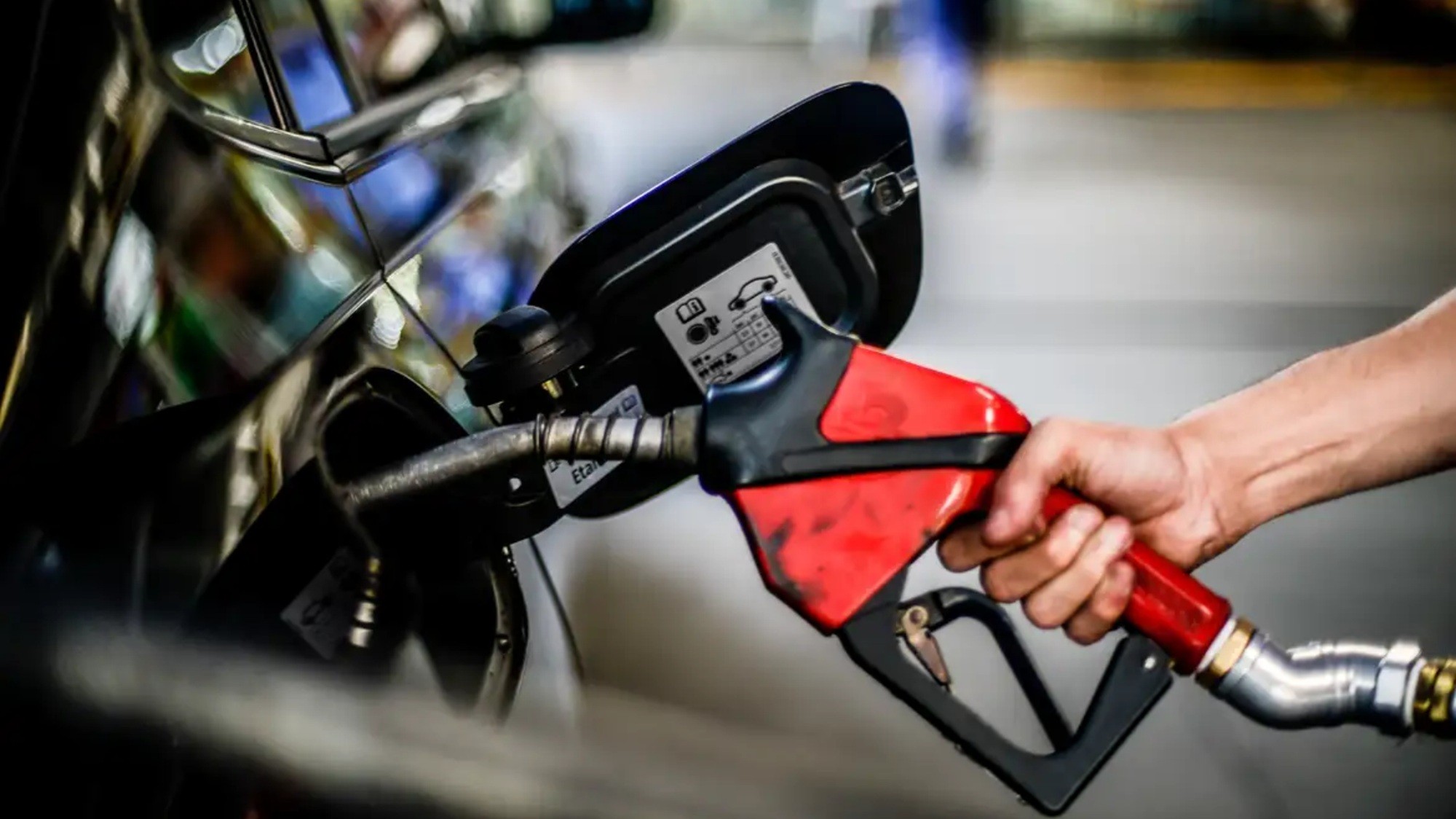 Governo estabelece subsídio de R$ 0,44 por litro de gasolina para conter alta nos preços