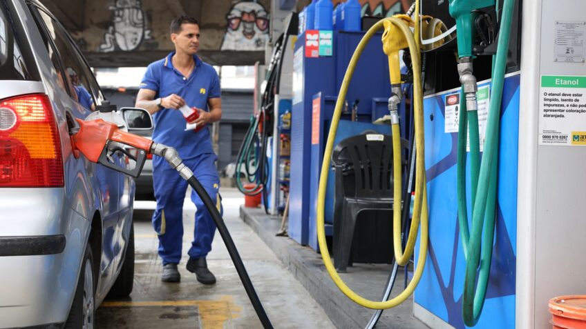 Governo decide bancar R$ 0,44 por litro de gasolina em medida temporária