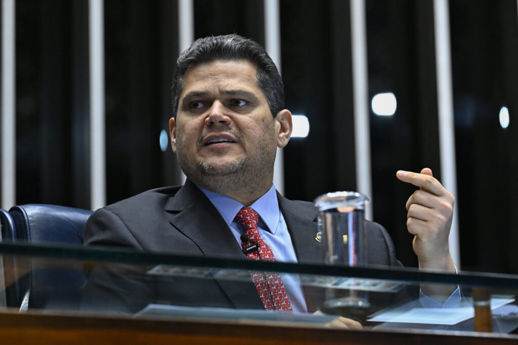 Governo Luiz Inácio Lula da Silva inicia reaproximação com Davi Alcolumbre no Senado após rejeição de Jorge Messias ao STF