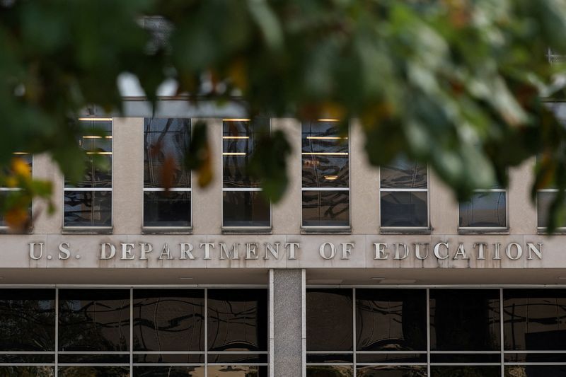 Governo Trump ameaça cortar verbas de escolas por políticas de gênero