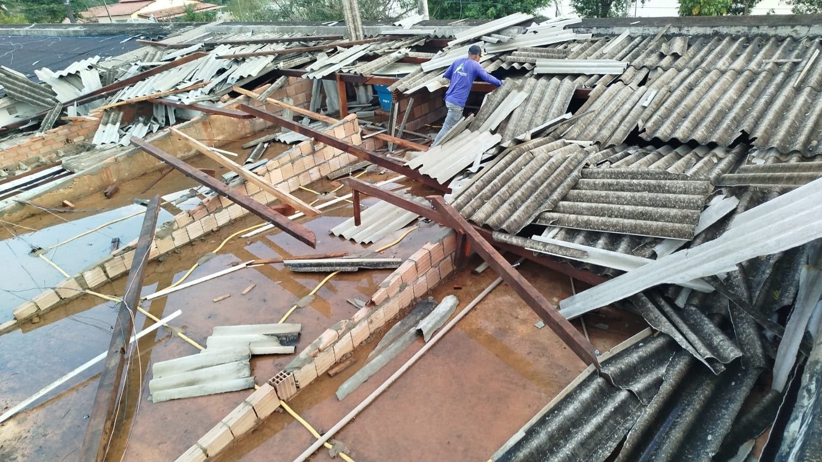Tempestade de granizo danifica estrutura e interdita Laboratório Municipal em Salto da Divisa