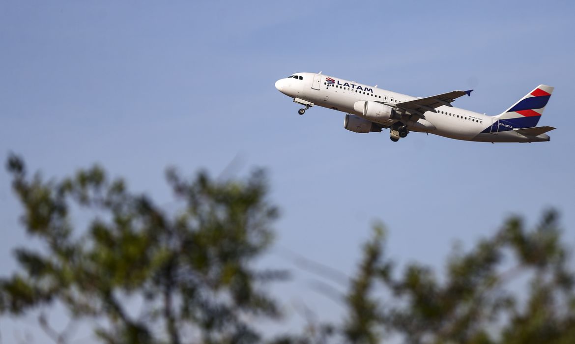 Guerra entre EUA, Israel e Irã derruba lucro de aéreas e pressiona preço de passagens