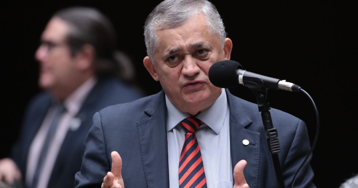 Guimarães busca acordo com Alcolumbre sobre rito da 6x1 no Senado até quarta-feira