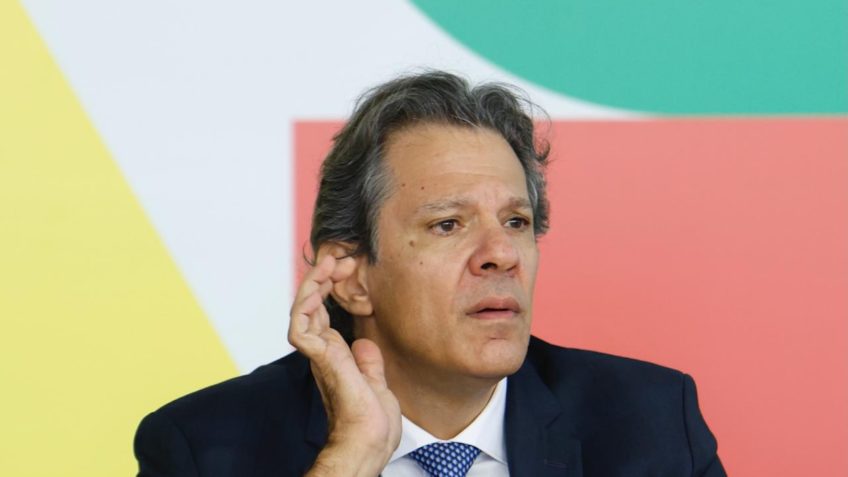 Haddad critica Milei e internautas sugerem notas de correção no X