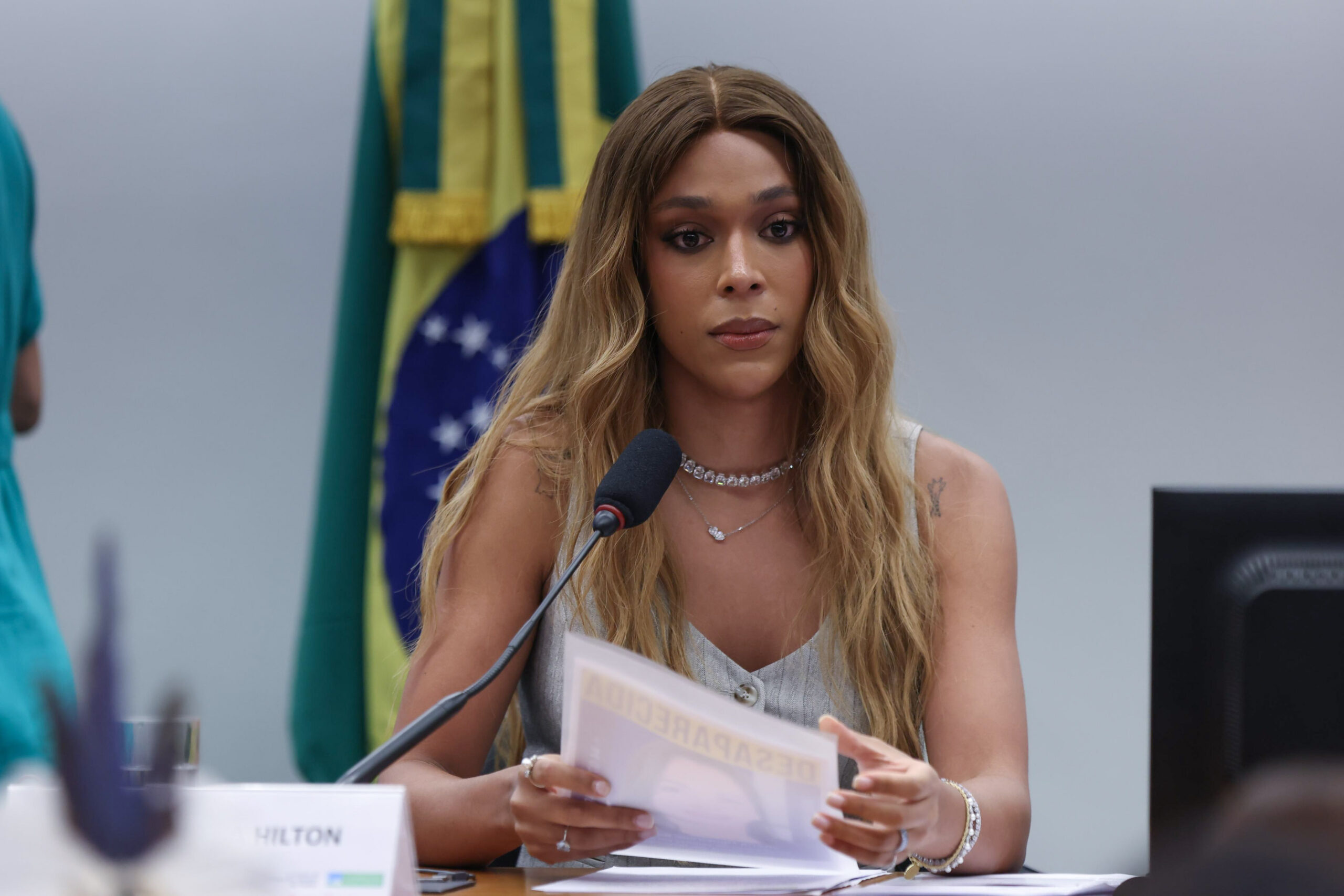 Erika Hilton defende PL da Misoginia contra ataques à vítima de rope jump