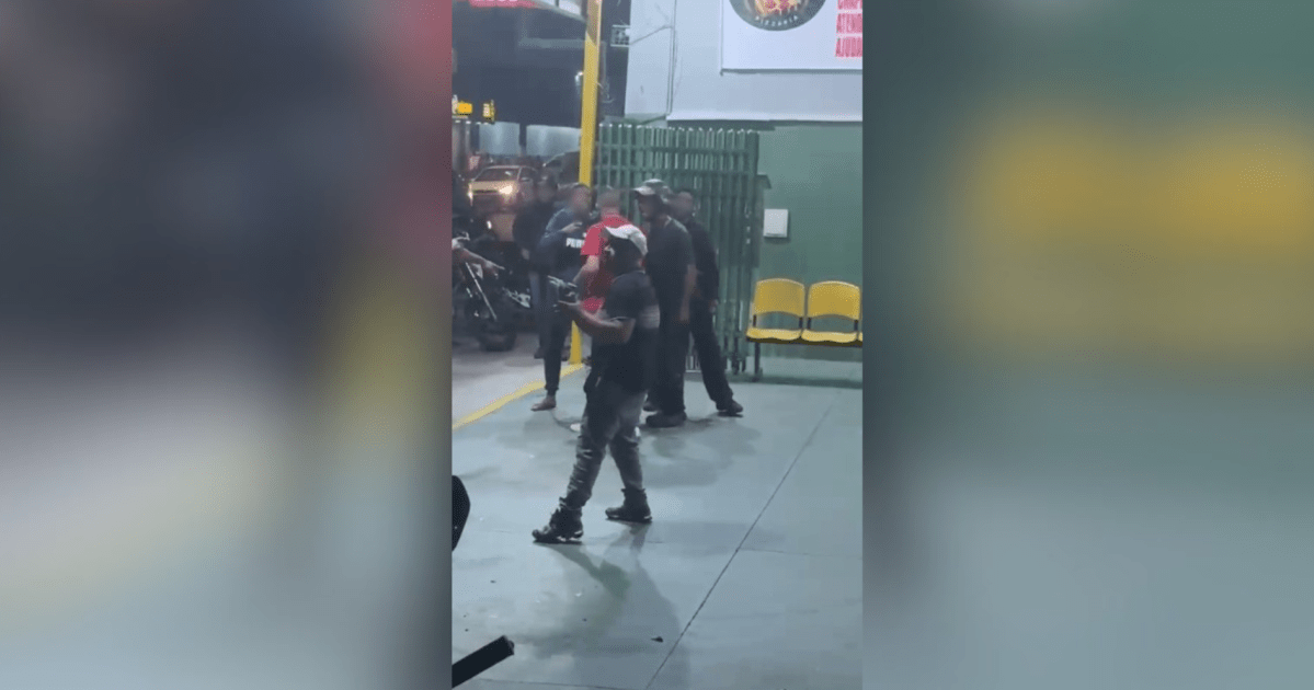 Homem efetua disparos contra entregadores e é imobilizado com capacete em São Paulo