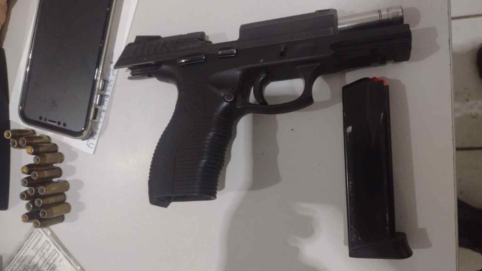 Homem é abordado com arma e 16 munições após denúncia na Zona Norte