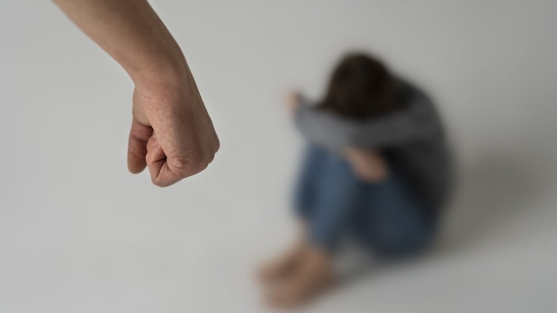Homem é preso em flagrante por agredir e ameaçar companheira na Grande Natal