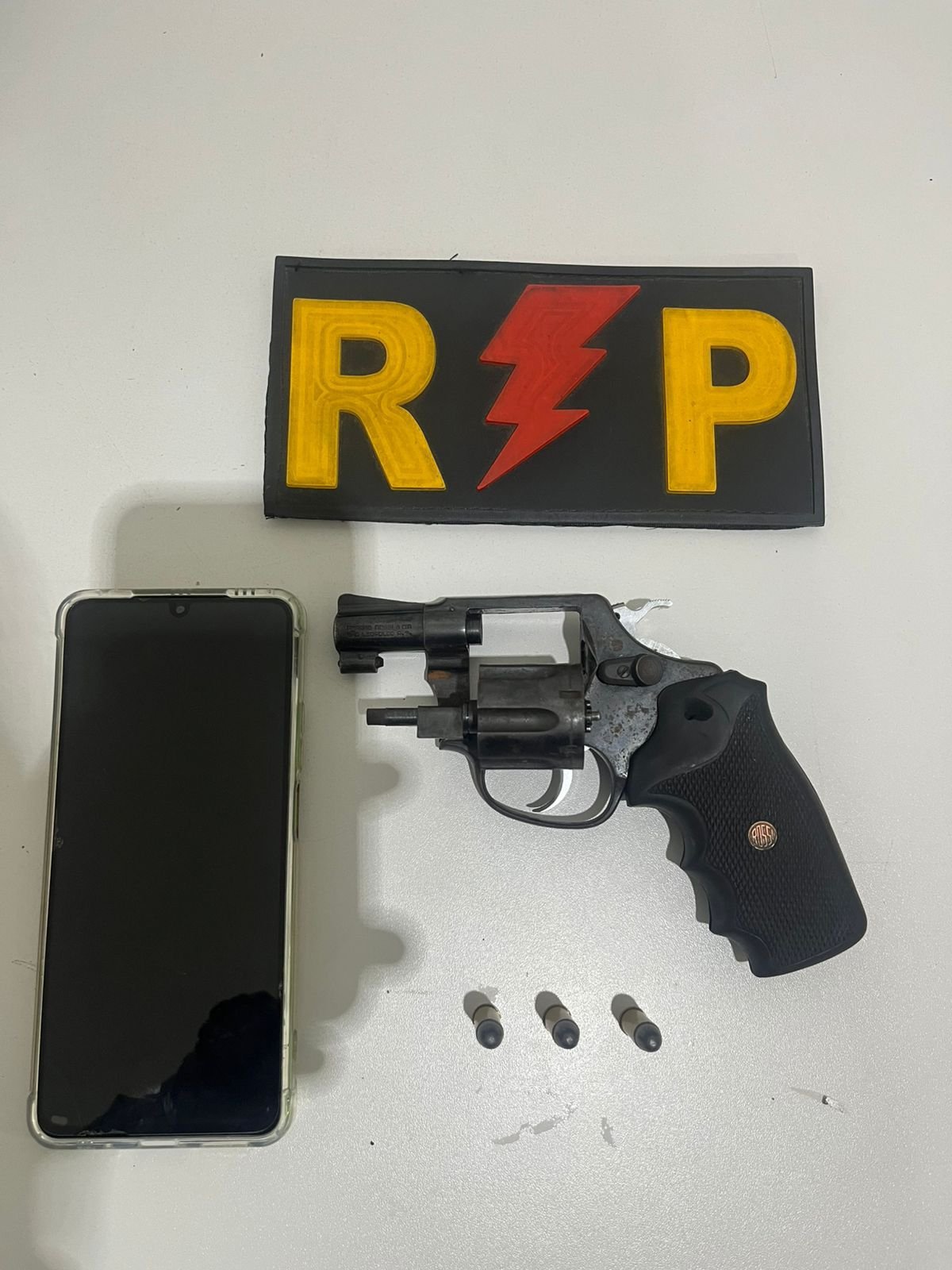 Homem é preso com arma e motocicleta roubada na Zona Norte de Natal