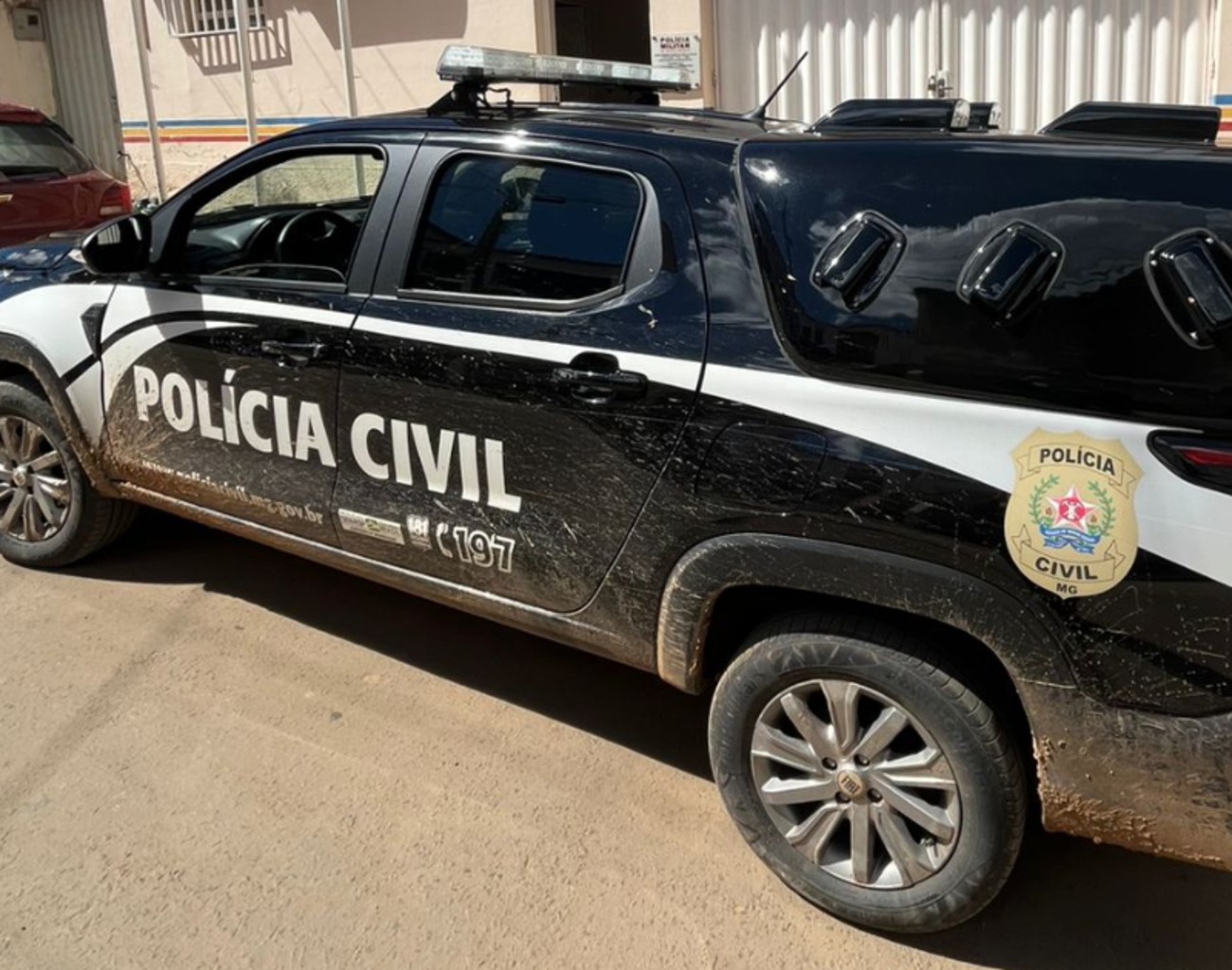 Homem é preso após tentativa de feminicídio com martelo em MG